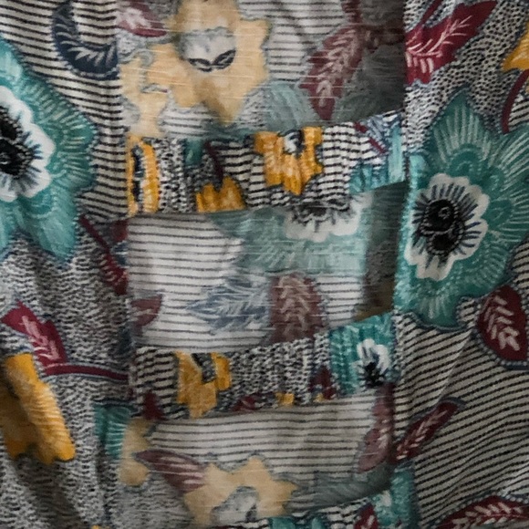 BCBGeneration rayon cropped top with flared short sleeves and open back. - Picture 7 of 7